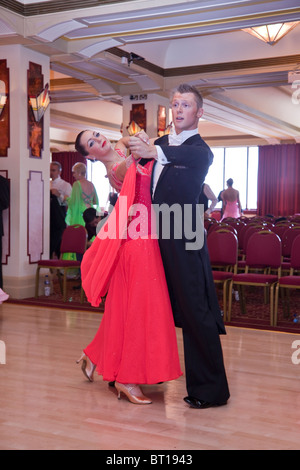 Mann und Frau Gesellschaftstanz im Wettbewerb, Bournemouth, Dorset, England, UK, GB. Stockfoto