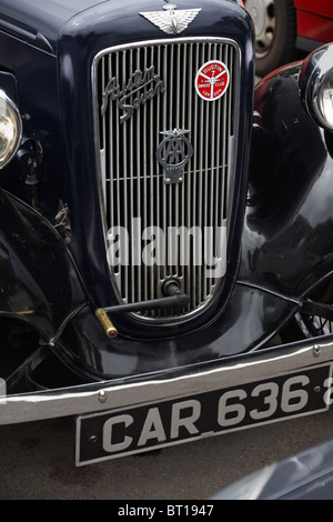 Vorderseite des schwarzen Austin Seven alte Oldtimer mit Austin 7 Besitzer Club London Emblem am Kühlergrill Stockfoto