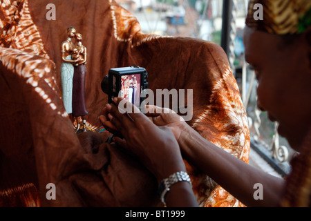 Gladys Cole nimmt ein Foto von einer Mutter und Kind, Freetown, Sierra Leone, Westafrika Stockfoto