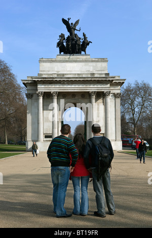 Touristen vor dem Wellington Arch am Hyde Park Corner Stockfoto