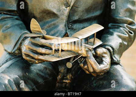 Statue von Sir Geoffrey de Havilland mit Tiger Moth Universität Hatfield, Herts., 2003. Stockfoto