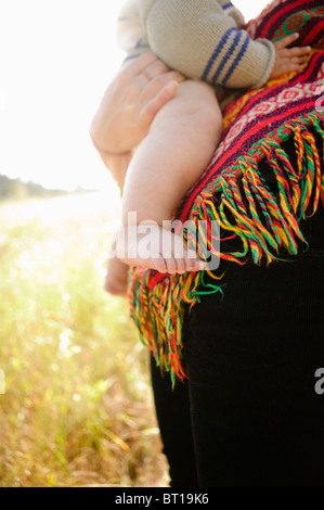 Mutter Baby Holding im Bereich Stockfoto