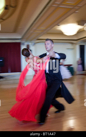 Mann und Frau Gesellschaftstanz im Wettbewerb, Bournemouth, Dorset, England, UK, GB. Stockfoto