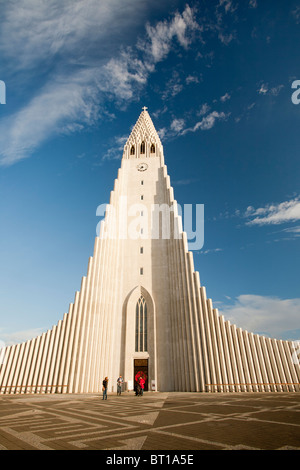 Die kultigen Hallgrims Kirkja in Reykjavik, Islands größte Kirche, entworfen von Gudjon Samuelsson, Stockfoto