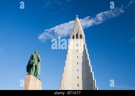 Die kultigen Hallgrims Kirkja in Reykjavik, Islands größte Kirche, entworfen von Gudjon Samuelsson Stockfoto