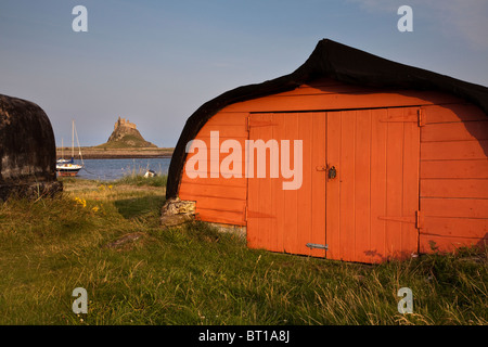 Lindisfarne Schloß mit einem Fischerboot zu vergießen, Insel Lindisfarne, Northumberland, England, UK, GB. Stockfoto