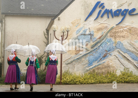 Frauen tragen die Tracht der Plougastel-Daoulas Brittany France Stockfoto