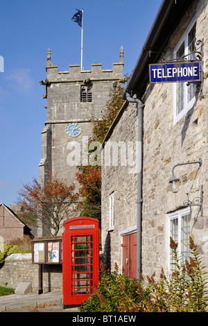 alte Kirche und traditionelle Telefon Box Corfe Dorset England uk Stockfoto