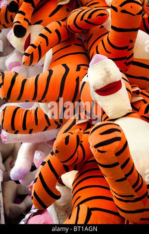 Stofftiere (Tiggers) auf der Kirmes Stockfoto