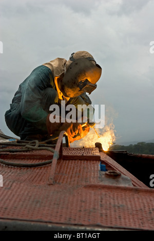 Luba Öl Freeport. Schweißer arbeiten nach der Reparatur der Boot Liegeplatz Stockfoto