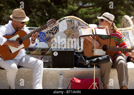 Straßenmusiker spielen Gitarren im Park Güell. Barcelona Spanien Stockfoto