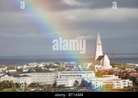 Ein Regenbogen über die Hallgrims Kirkja in Reykjavik, Island. Stockfoto