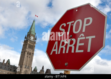 Ein Französisch-Englisch bilingual (Arret) Stoppschild ist durch das kanadische Parlament in Ottawa Samstag, 25. September 2010 zu sehen. Stockfoto