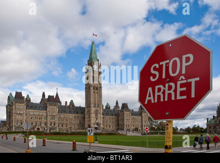 Ein Französisch-Englisch bilingual (Arret) Stoppschild ist durch das kanadische Parlament in Ottawa Samstag, 25. September 2010 zu sehen. Stockfoto