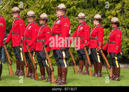 Royal Canadian Mounted Police stramm zu Ehren der getöteten Kameraden-Victoria, British Columbia, Kanada. Stockfoto