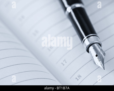 Stift und Organisator, blau getönt, flachen DOF Stockfoto