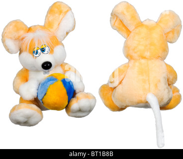 Spielzeug-weiche kleine Maus mit einer Kugel auf einem weißen Hintergrund Stockfoto