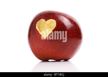 Roter Apfel mit Herz-symbol Stockfoto