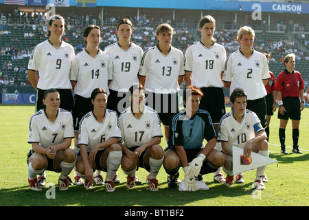 Die deutsche Nationalmannschaft reiht sich vor der Fußball-Weltmeisterschaft der Frauen 2003 Finale gegen Schweden (siehe Beschreibung für Details) Stockfoto