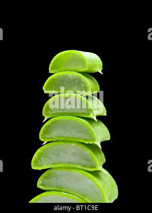 Stapel von Aloe Vera Scheiben auf schwarzem Hintergrund isoliert. Stockfoto