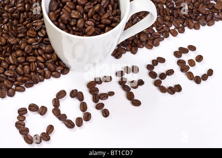 Eine Tasse voll Kaffee Bohnen. Stockfoto