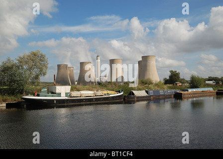 Narrrowboats auf dem Fluss steigen mit der Ratcliffe-on-Soar Kraftwerk im Hintergrund. Nottinghamshire, England. Stockfoto