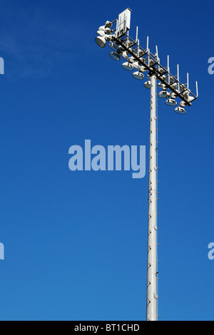 Sportlichen Bereich Lichter oben auf hohen Stahlmast mit dunkelblauen Himmelshintergrund Stockfoto