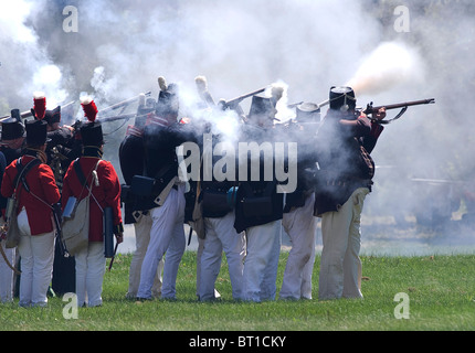 Die amerikanische Einheit Feuer auf den nahenden britischen Soldaten während der Aktion auf die jährliche Belagerung von Fort Erie Nachstellung. Stockfoto