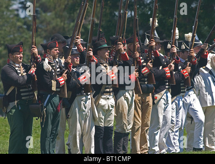 Amerikanische Soldaten bilden eine Schusslinie Feuer auf den nahenden britischen Soldaten während der Belagerung von Fort Erie Reenactment. Stockfoto