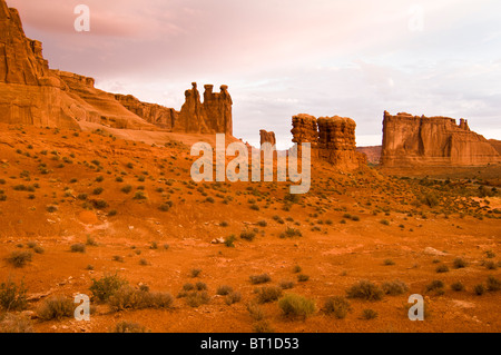 Sandstein-Formationen sind im frühen Morgenlicht im Arches National Park gebadet. Stockfoto