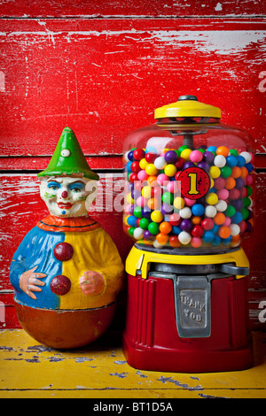 Alten Clown Spielzeug und Kaugummi-Maschine Stockfoto