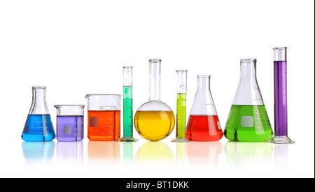 Laborglas mit Flüssigkeiten in verschiedenen Farben mit Reflexionen auf Tisch Stockfoto