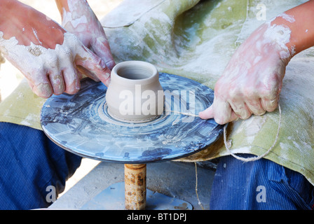 Töpfer arbeiten durch das werfen Rad Stockfoto