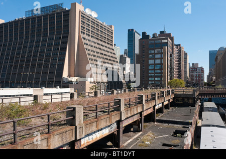 New York, NY - 9 Oktober 2010-die Highline erhöhte Eisenbahn, Abschnitt C, bei West 30th Street. Stockfoto