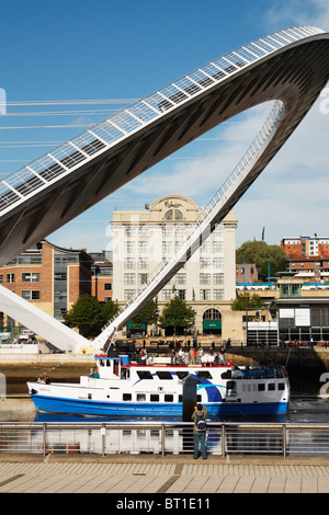 Gateshead Millennium Bridge kippt um Fluss Kreuzfahrt Boot übergeben lassen. Malmaison Hotel in Newcastle Quayside im Hintergrund Stockfoto