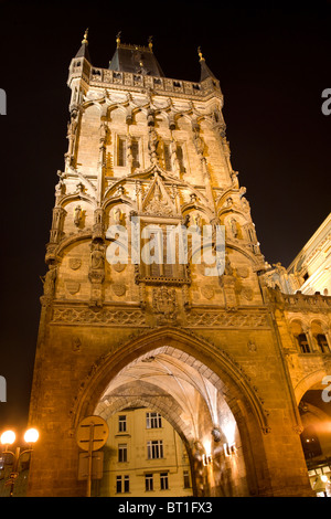 Prag - gotische Pulverturm in der Nacht Stockfoto
