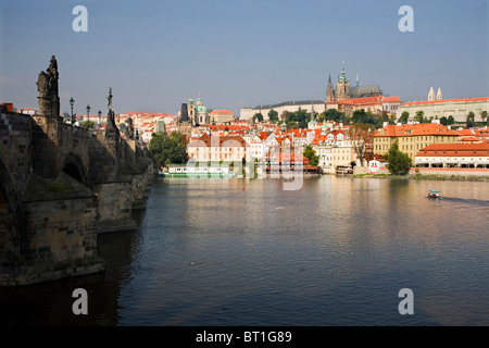 Prag - Karlsbrücke und Kathedrale von morgen Stockfoto