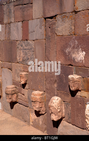 Geschnitzte Köpfe und Gesichter in der Templete Semisubterraneo in Tiwanaku archäologische Stätte, eine Pre-Inka-Zivilisation, in Bolivien. Stockfoto