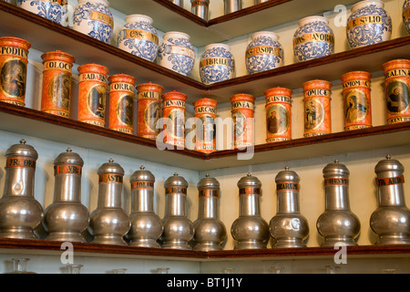 Bratislava - Glaubwürdigkeit aus alten Phramacy im st. Elisabeth-Auftrag - Detail von apotheca Stockfoto