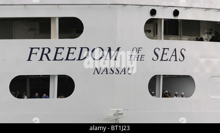 Des weltweit größte Kreuzfahrtschiff "Freedom Of The Seas" kommt in Southampton. Bild von James Boardman. Stockfoto