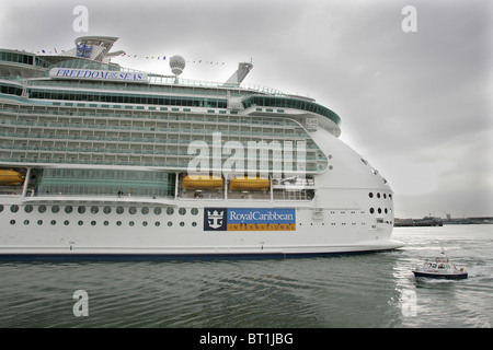 Des weltweit größte Kreuzfahrtschiff "Freedom Of The Seas" kommt in Southampton. Bild von James Boardman. Stockfoto