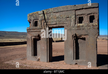 Puerta de Sol, Tor der Sonne, von der Kalasasaya in Tiwanaku archäologische Stätte, eine Pre-Inka-Zivilisation, in Bolivien. Stockfoto