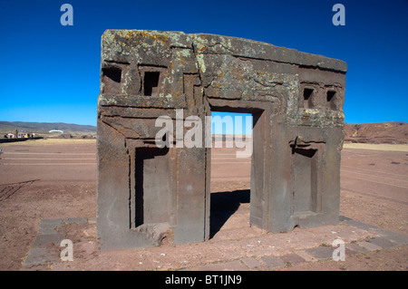 Puerta de Sol, Tor der Sonne, von der Kalasasaya in Tiwanaku archäologische Stätte, eine Pre-Inka-Zivilisation, in Bolivien. Stockfoto