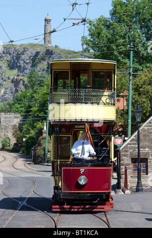 Touristen an Bord eine Straßenbahn vor dem Altbau Derby Assembly Rooms in Crich Tramway Museum im Peak District Stockfoto