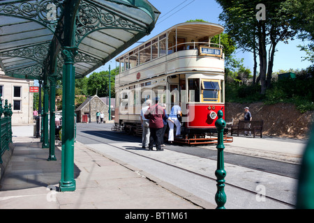 Touristen an Bord eine Straßenbahn vor dem Altbau Derby Assembly Rooms in Crich Tramway Museum im Peak District Stockfoto