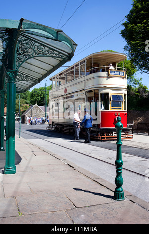 Touristen an Bord eine Straßenbahn vor dem Altbau Derby Assembly Rooms in Crich Tramway Museum im Peak District Stockfoto