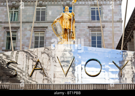 Savoy Hotel in London. Im Oktober 2010 nach einer vollständigen Renovierung wiedereröffnet. Fotos zeigen die äußere Haupteingang auf der St Stockfoto