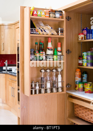 Nahaufnahme der Vorratsschrank Schrank mit Lebensmitteln und