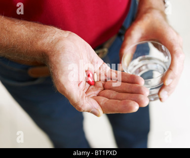 ältere Menschen nehmen Medizin Stockfoto