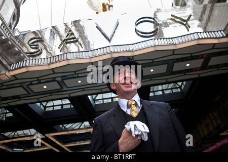 Savoy Hotel in London. Im Oktober 2010 nach einer vollständigen Renovierung wiedereröffnet. Fotos zeigen die Türsteher vor dem Eingang Stockfoto